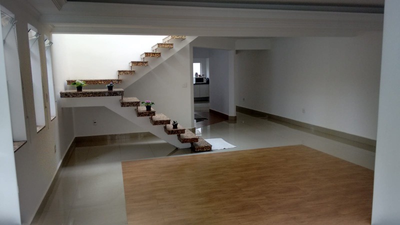 Casa à venda com 3 quartos, 370m² - Foto 4