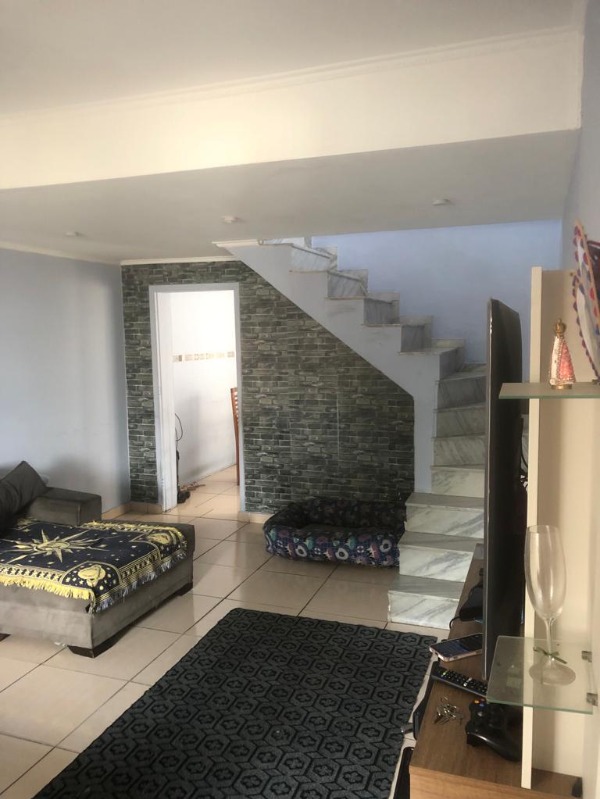 Casa à venda com 2 quartos, 180m² - Foto 2