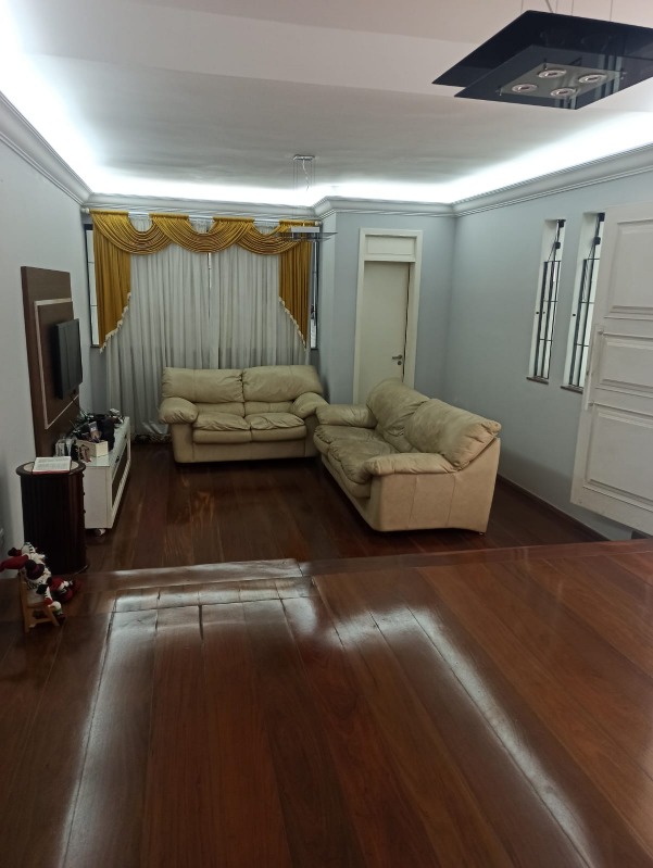 Casa à venda com 3 quartos, 200m² - Foto 1