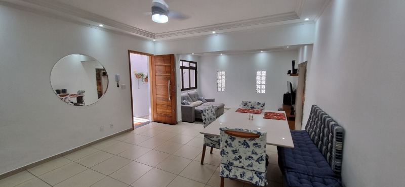 Casa à venda com 3 quartos, 230m² - Foto 2