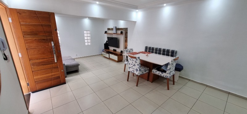 Casa à venda com 3 quartos, 230m² - Foto 1