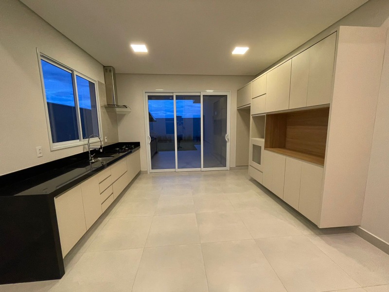 Casa à venda e aluguel com 3 quartos, 306m² - Foto 4