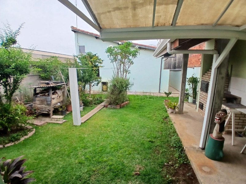 Casa à venda com 3 quartos, 261m² - Foto 1