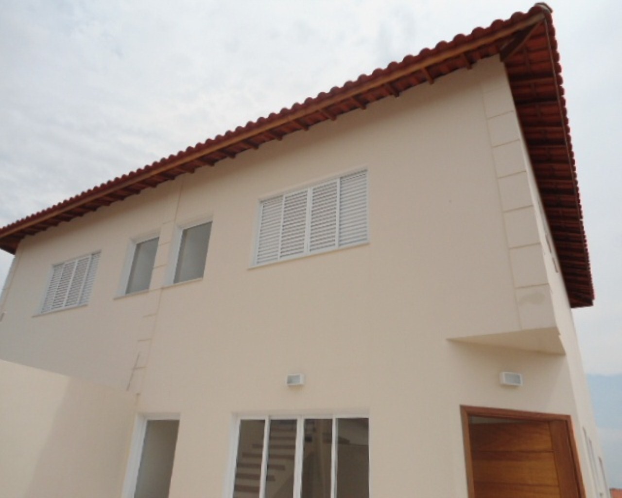 Casa à venda com 3 quartos, 108m² - Foto 1