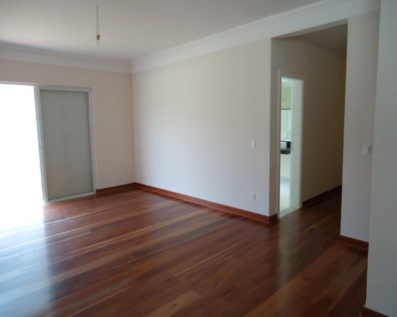 Casa à venda com 4 quartos, 330m² - Foto 1