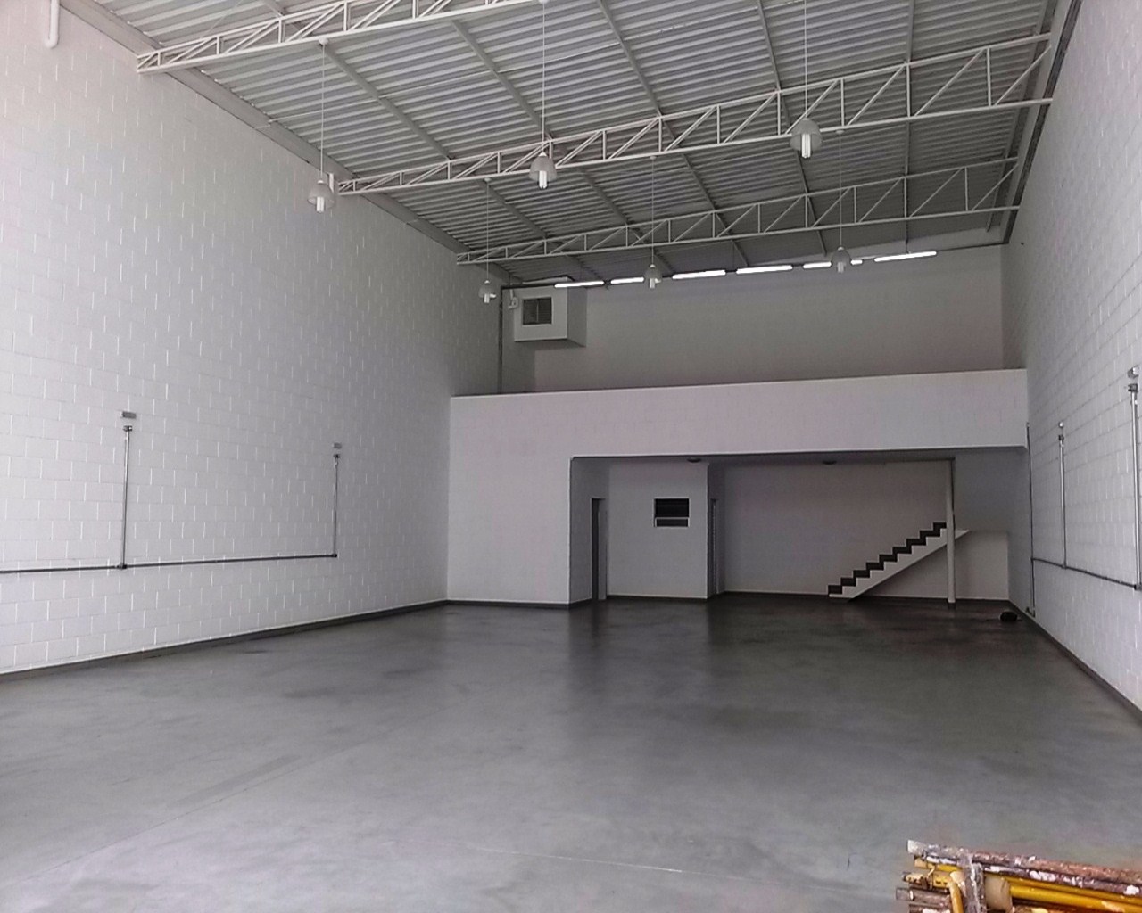 Depósito-Galpão-Armazém para alugar, 210m² - Foto 1