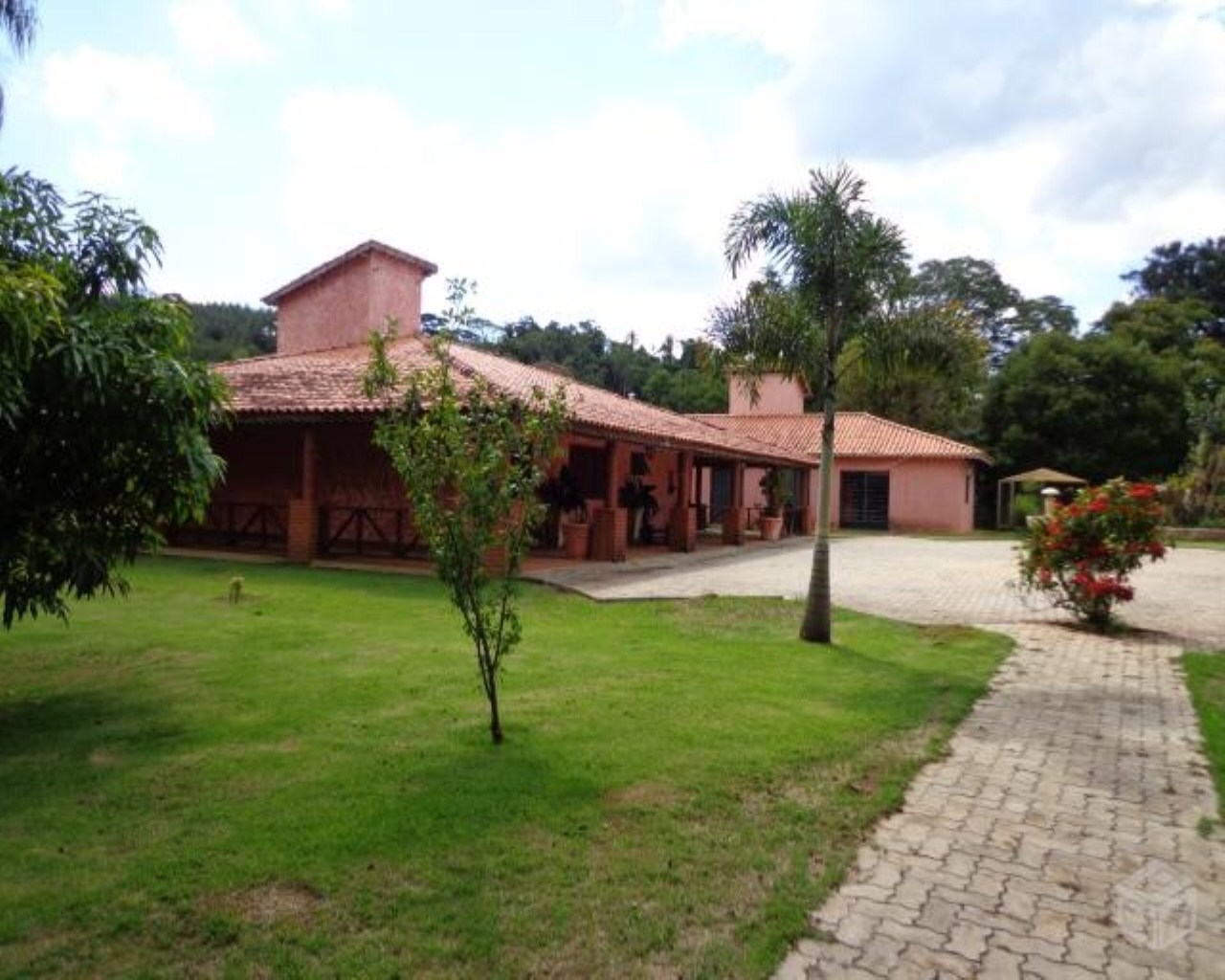 Fazenda à venda com 6 quartos, 1000m² - Foto 1