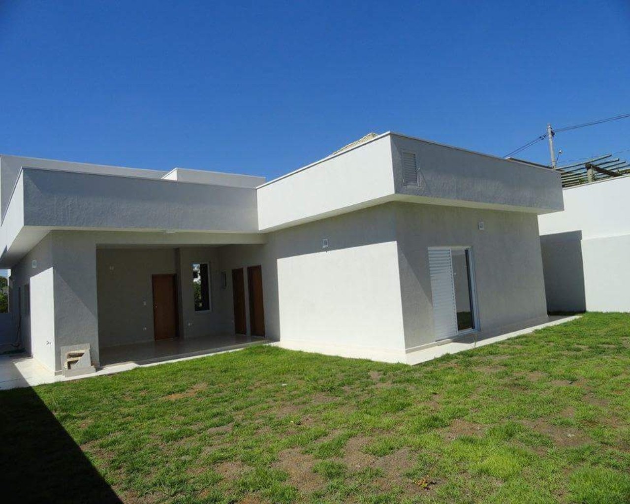 Casa à venda com 3 quartos, 233m² - Foto 1