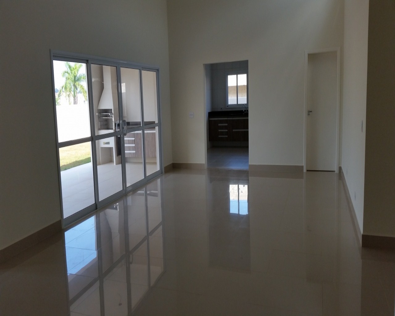 Casa à venda com 3 quartos, 220m² - Foto 1