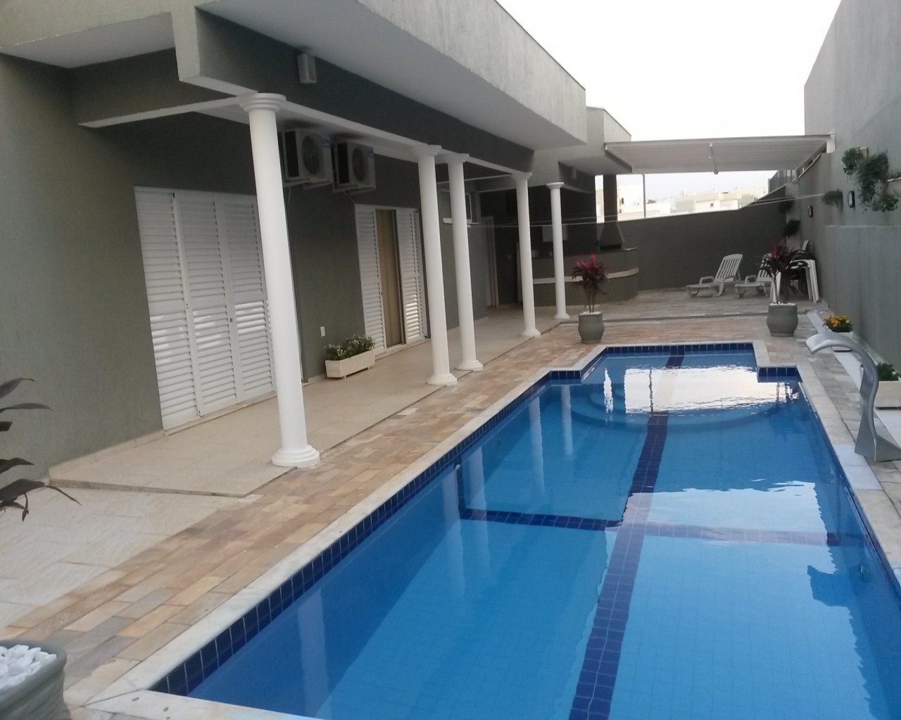 Casa à venda com 3 quartos, 303m² - Foto 1