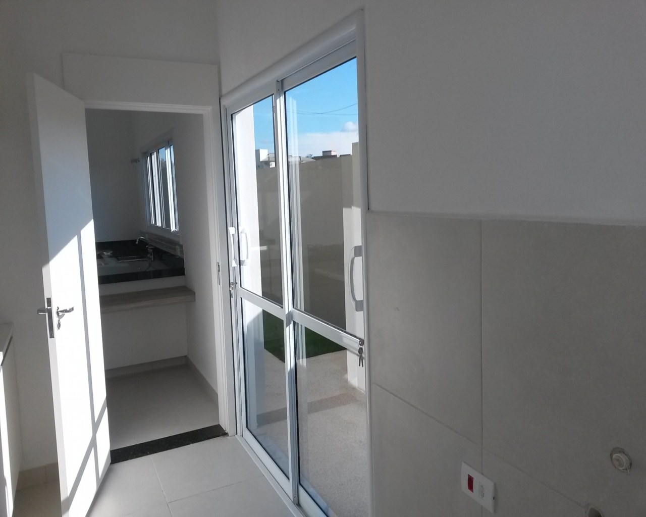 Casa à venda com 3 quartos, 225m² - Foto 2