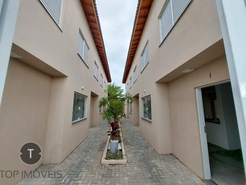 Casa à venda com 2 quartos, 72m² - Foto 1