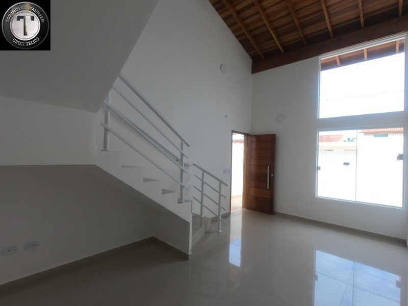 Casa à venda com 3 quartos, 83m² - Foto 1