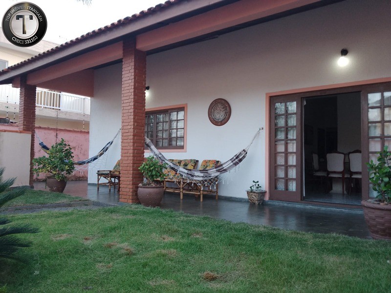 Casa à venda com 6 quartos, 200m² - Foto 1