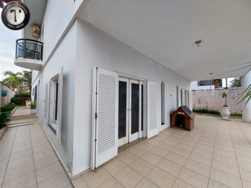 Casa à venda com 8 quartos, 377m² - Foto 2