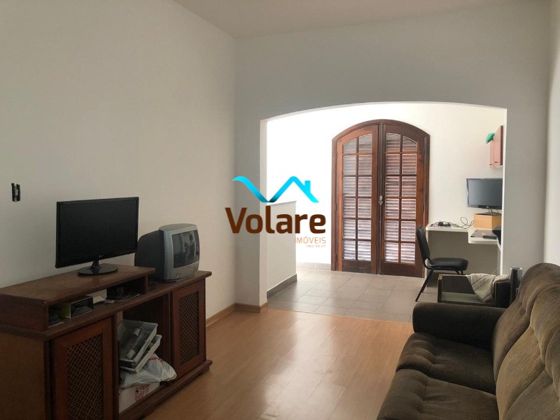 Casa à venda com 6 quartos, 300m² - Foto 1