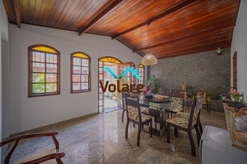 Casa à venda com 4 quartos, 224m² - Foto 1