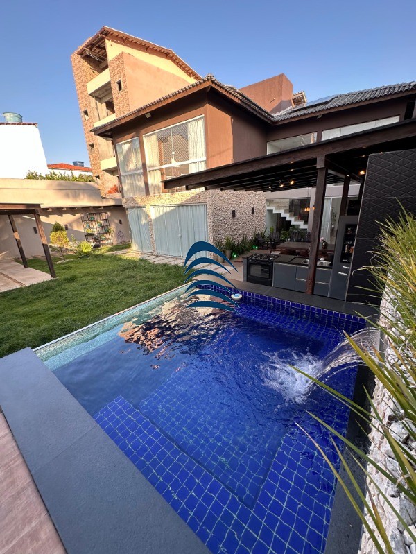 Casa à venda com 5 quartos, 320m² - Foto 1