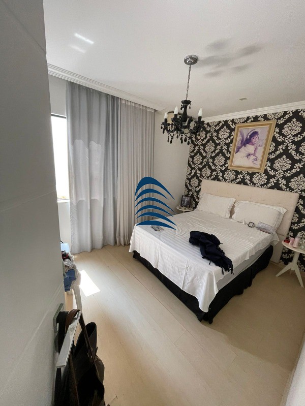 Casa à venda com 4 quartos, 241m² - Foto 2