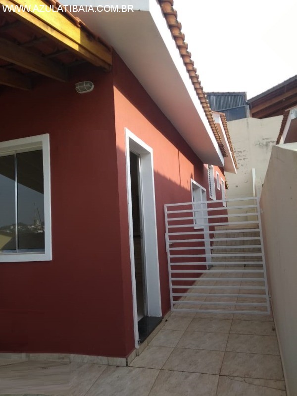 Casa à venda em condomínio fechado, na cidade de Bom Jesus dos Perdões.