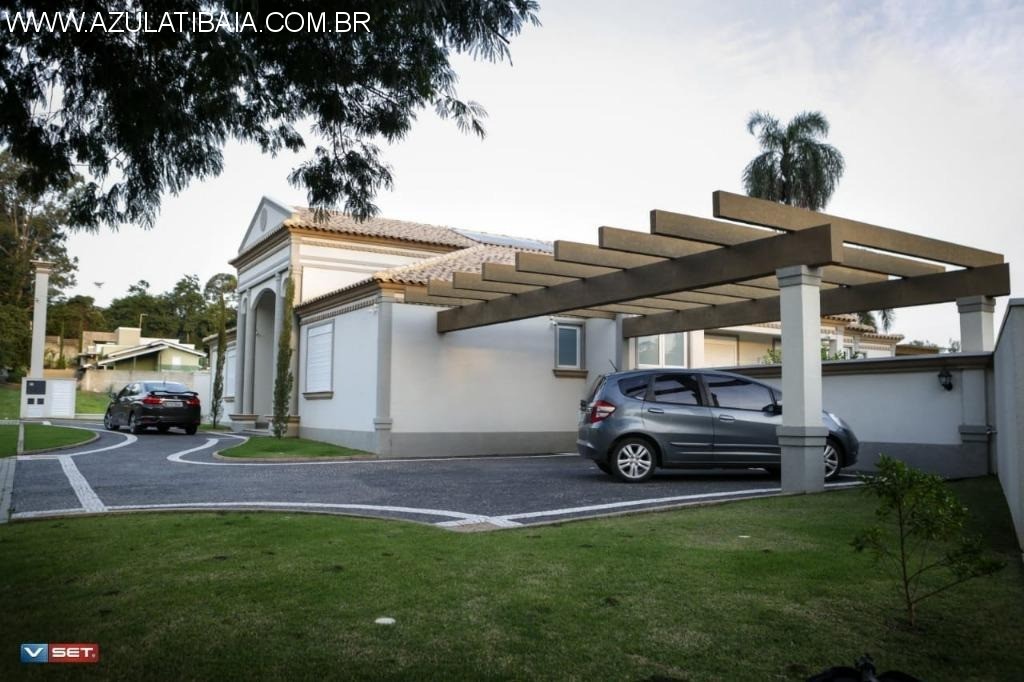 5 suítes, 7 banheiros, em um terreno de 847m² e área construída de aproximadamente 450m²