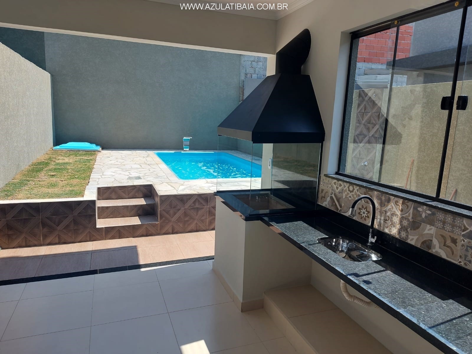 Sobrado novo com piscina à venda no Jd do Lago, Atibaia sp bairro residencial de ruas asfaltadas proximo a Al. Lucas N Garcez c