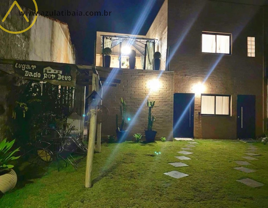 Lindo imóvel 2 casas está localizado em um bairro tranquilo e oferece duas casas distintas.