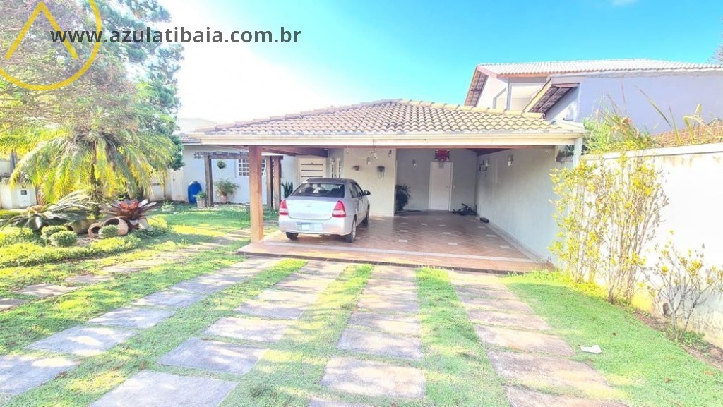Uma casa em condomínio totalmente térrea com 4 dormitórios.