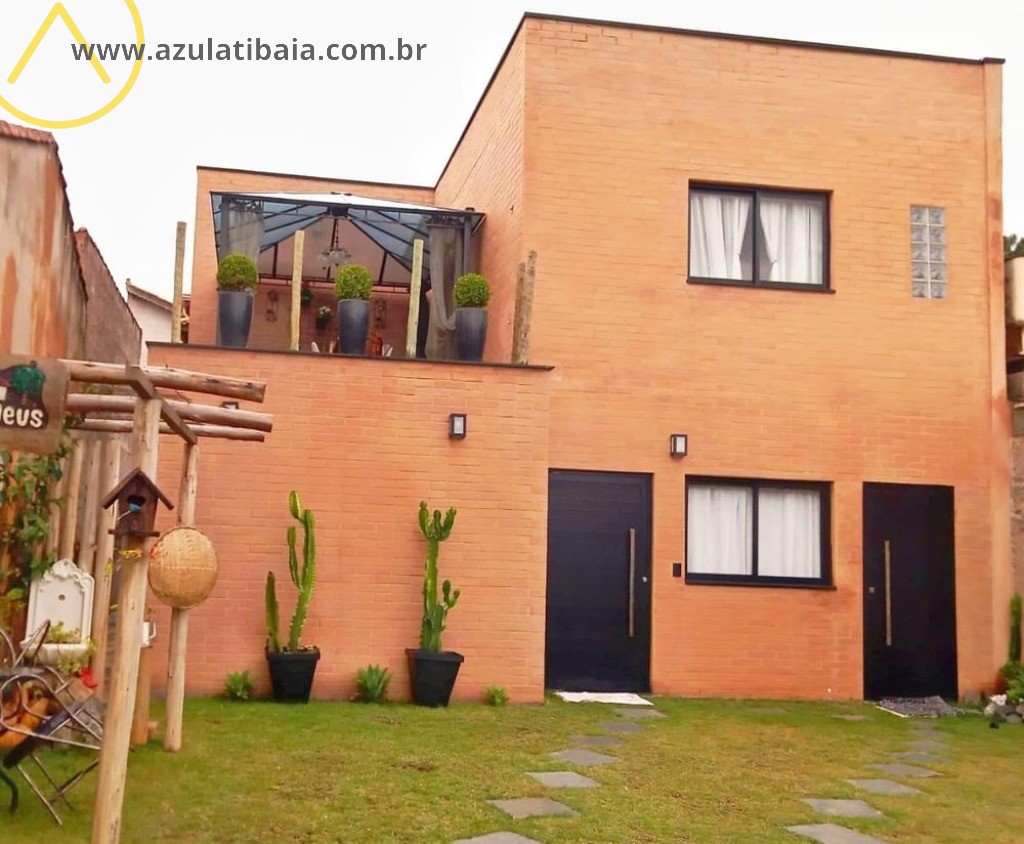 Lindo imóvel 2 casas está localizado em um bairro tranquilo e oferece duas casas distintas.