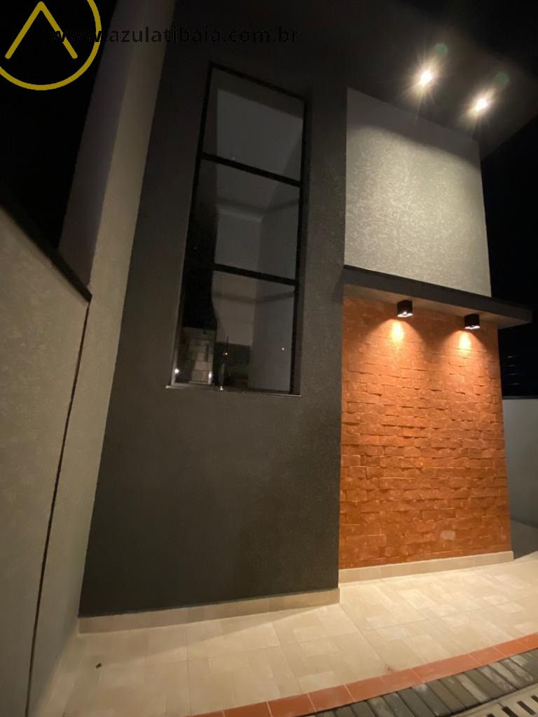 Casa é uma excelente opção, com uma localização privilegiada no Jardim do Lago.