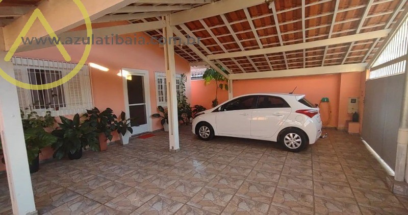Casa térrea a venda, próxima ao comércio local da região.