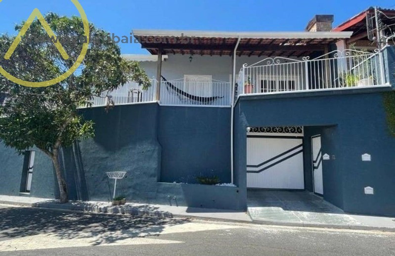 Próxima ao centro da cidade e à Alameda Lucas Nogueira Garcez