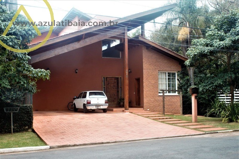 Esta casa excepcional de 4 suítes oferece elegância e conforto incomparáveis.