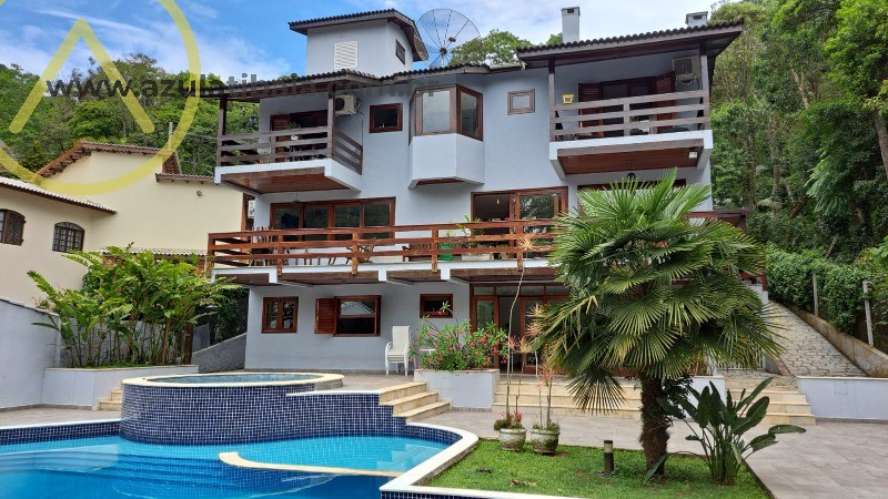 Mais de 3.000m² de área total e 355 m2 de tranquilidade absoluta,