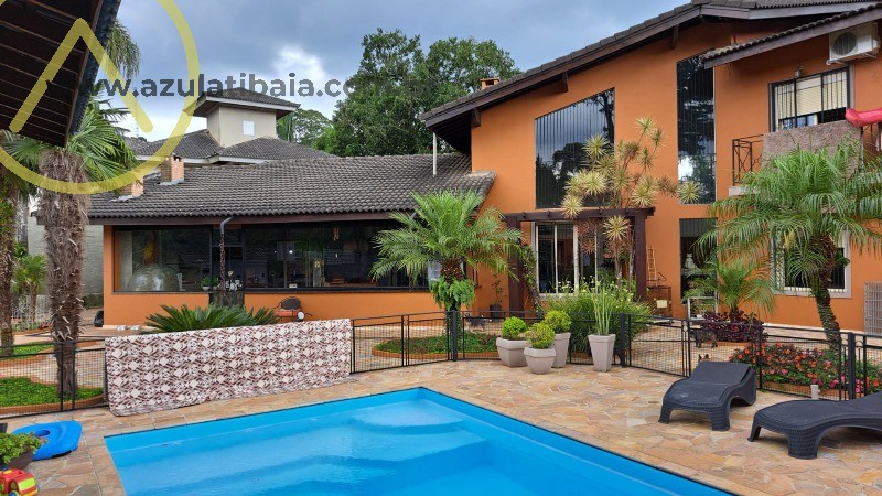 Desfrute de uma vista exuberante para a natureza nesta incrível propriedade.