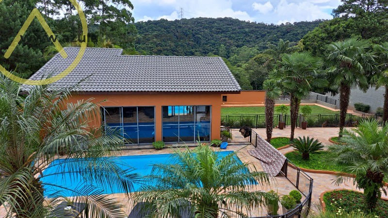 Desfrute de uma vista exuberante para a natureza nesta incrível propriedade.