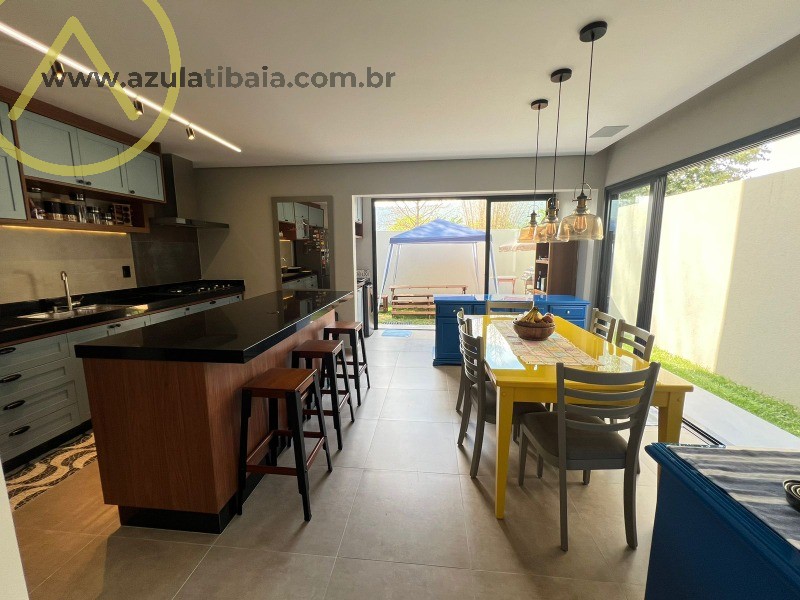 Casa completa com 3 suites, armarios planejados, excelente localização.