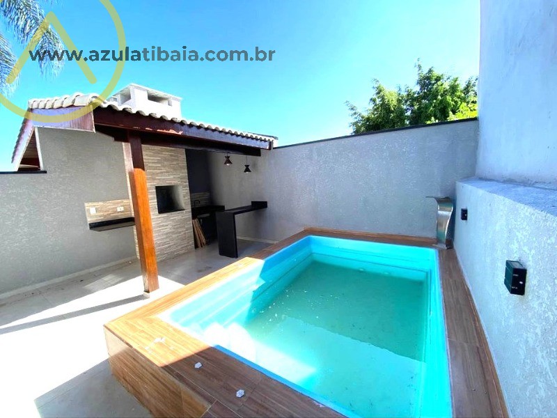 2 suites, espaço gourmet com churrasqueira, piscina.
