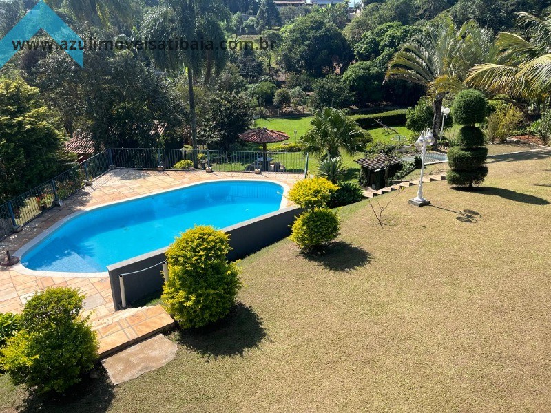 Área Total: Mais de 4.000 m² com excelente topografia.