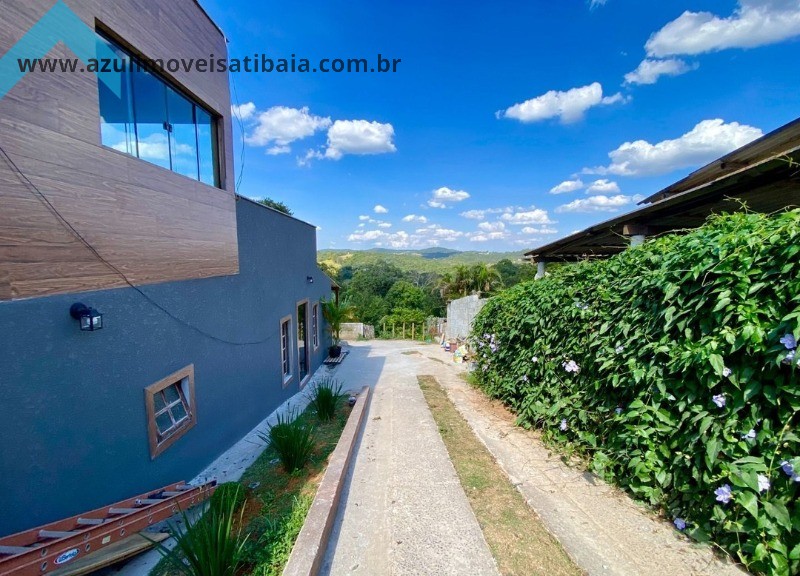 O imóvel oferece uma vista deslumbrante da natureza!