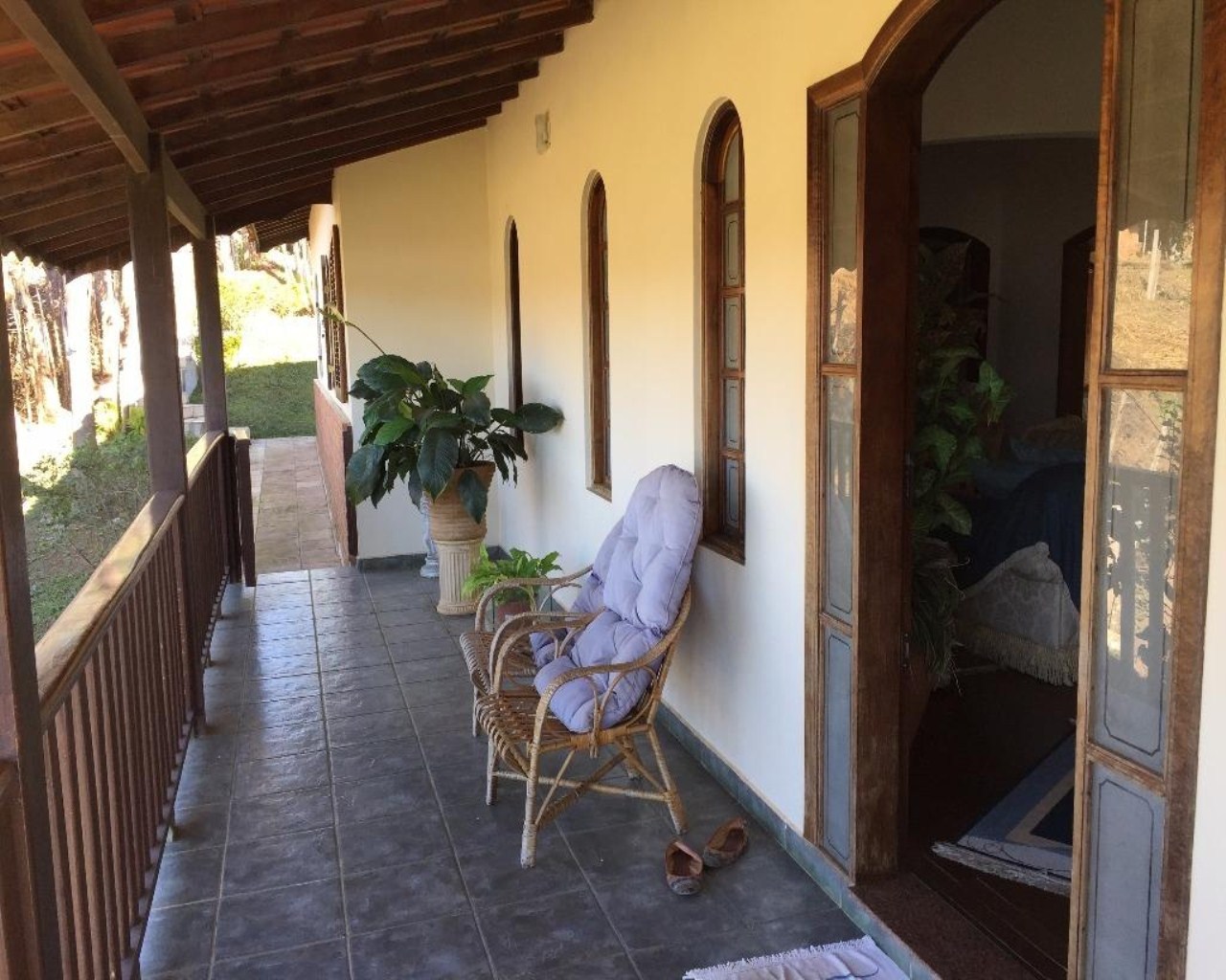 Chácara em condomínio, local tranquilo, 1938,00m² de terreno