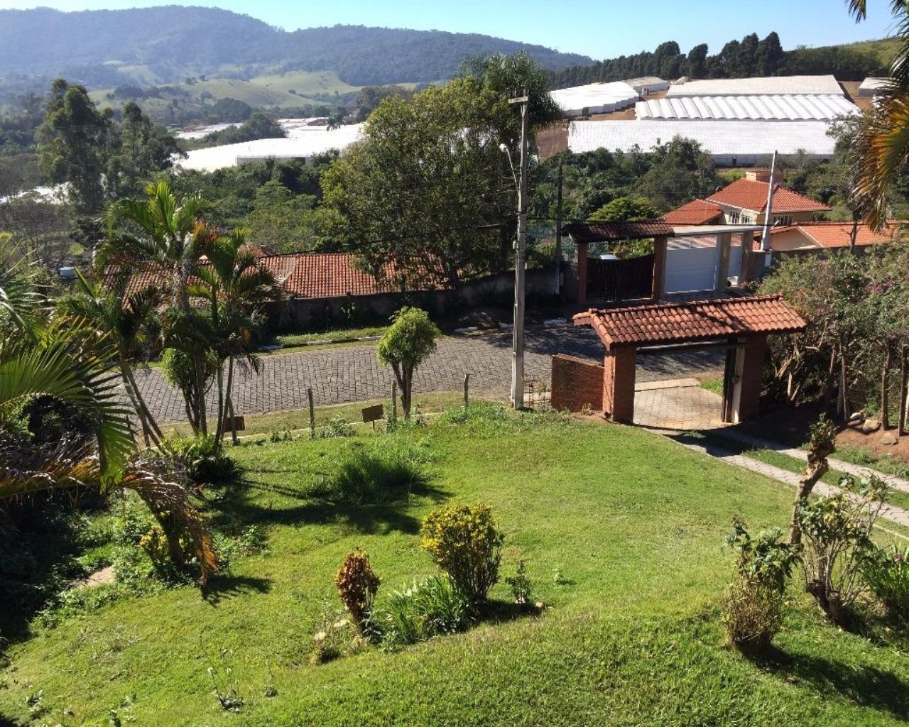 Chácara em condomínio, local tranquilo, 1938,00m² de terreno