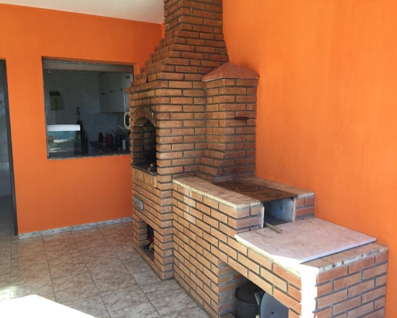 Chácara em condomínio, local tranquilo, 1938,00m² de terreno