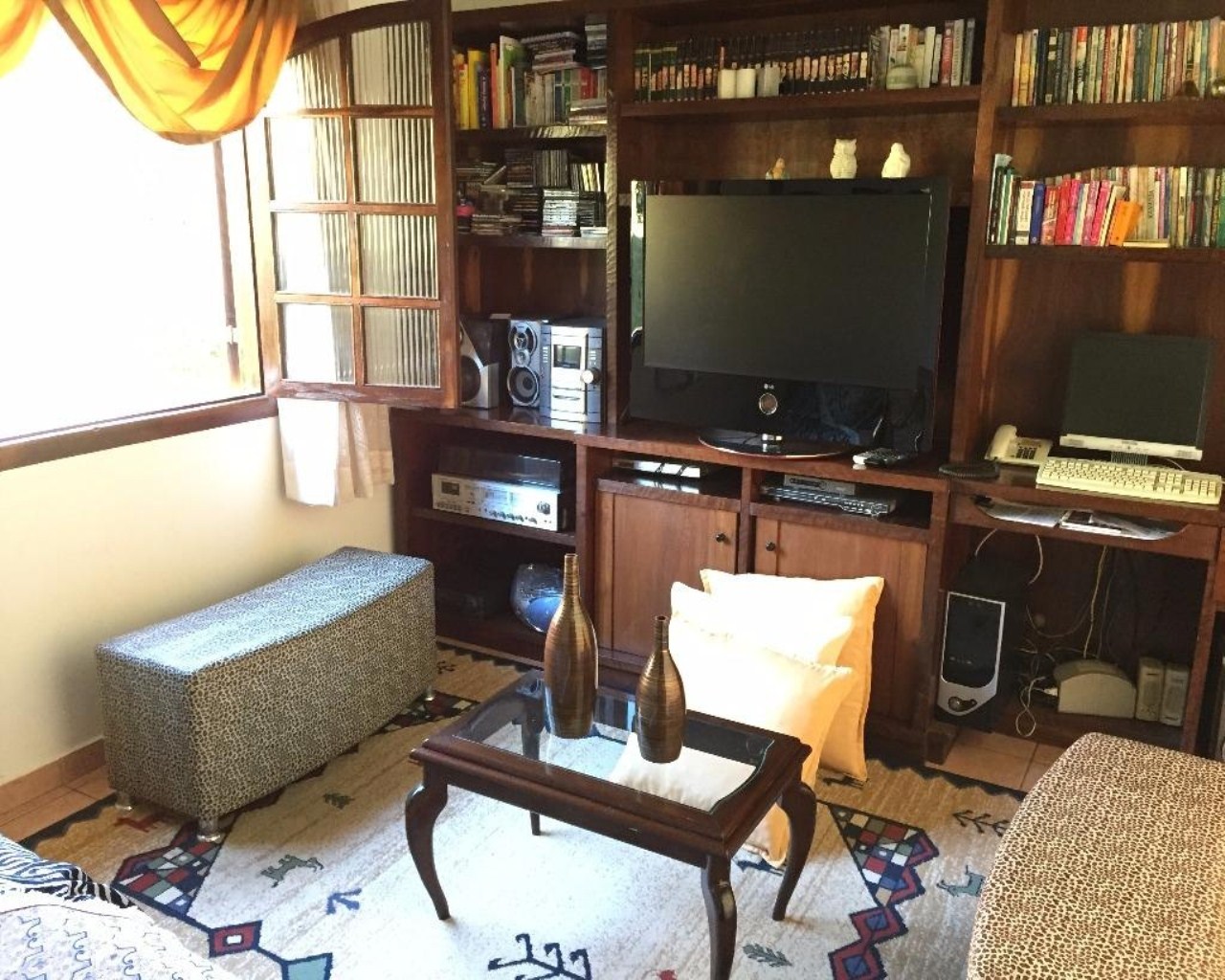 Chácara em condomínio, local tranquilo, 1938,00m² de terreno