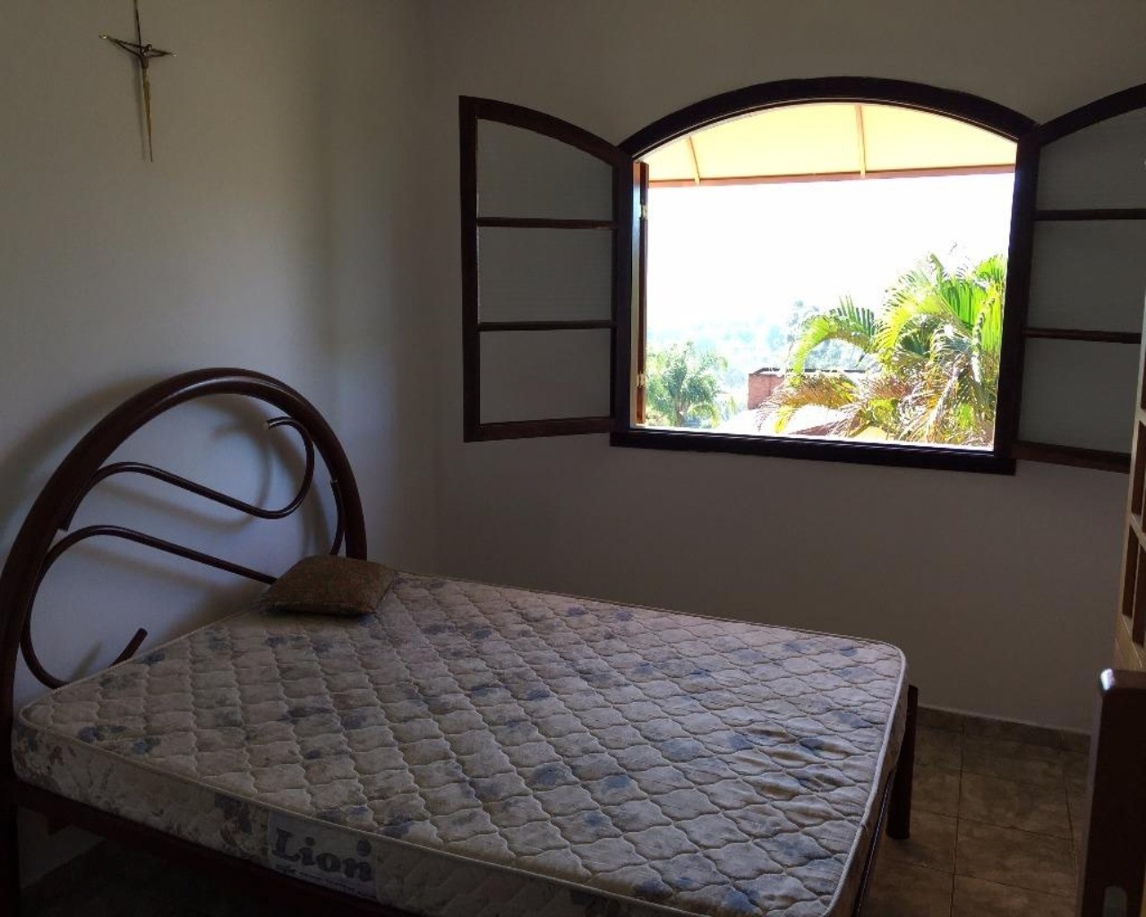 Chácara em condomínio, local tranquilo, 1938,00m² de terreno
