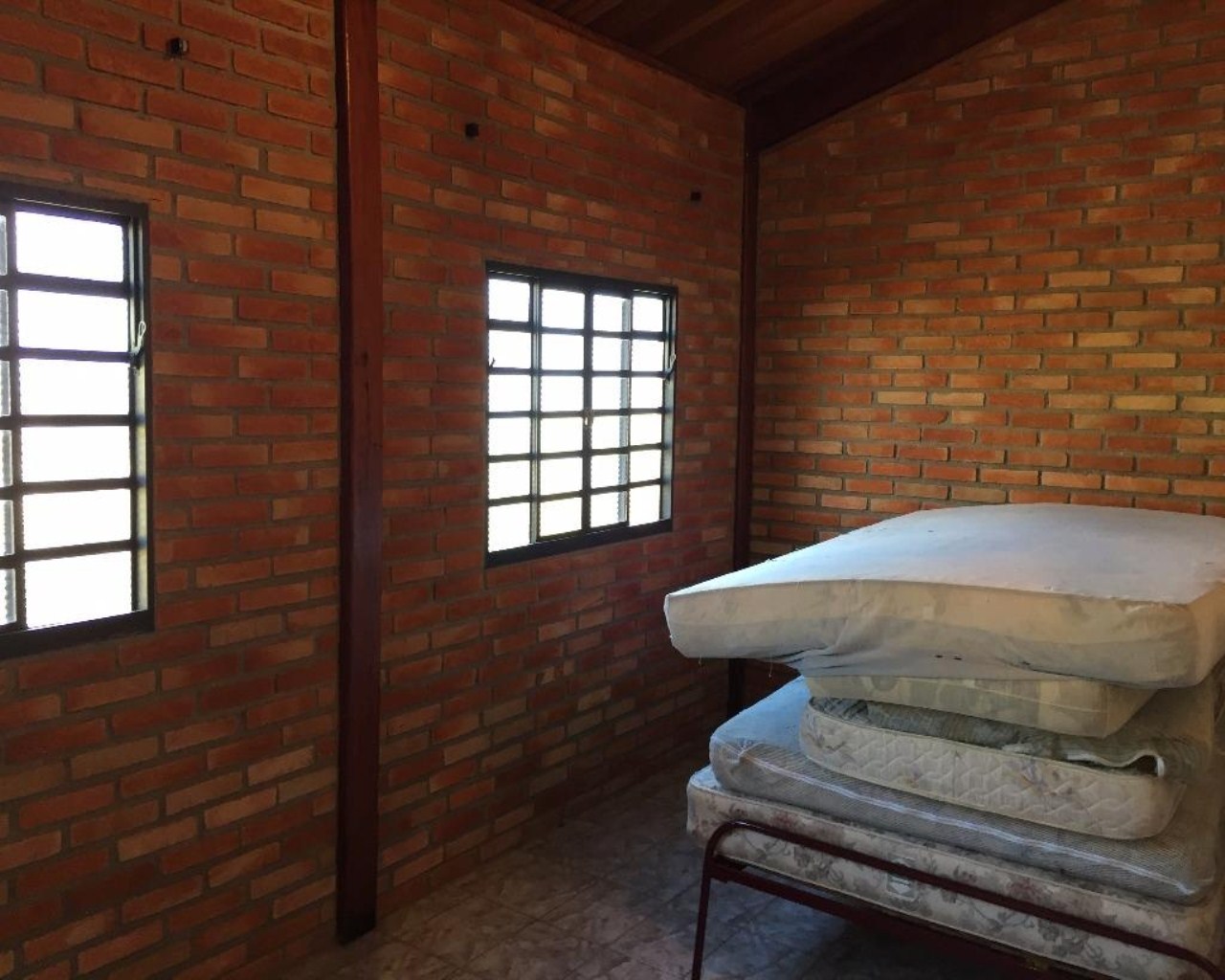 Chácara em condomínio, local tranquilo, 1938,00m² de terreno