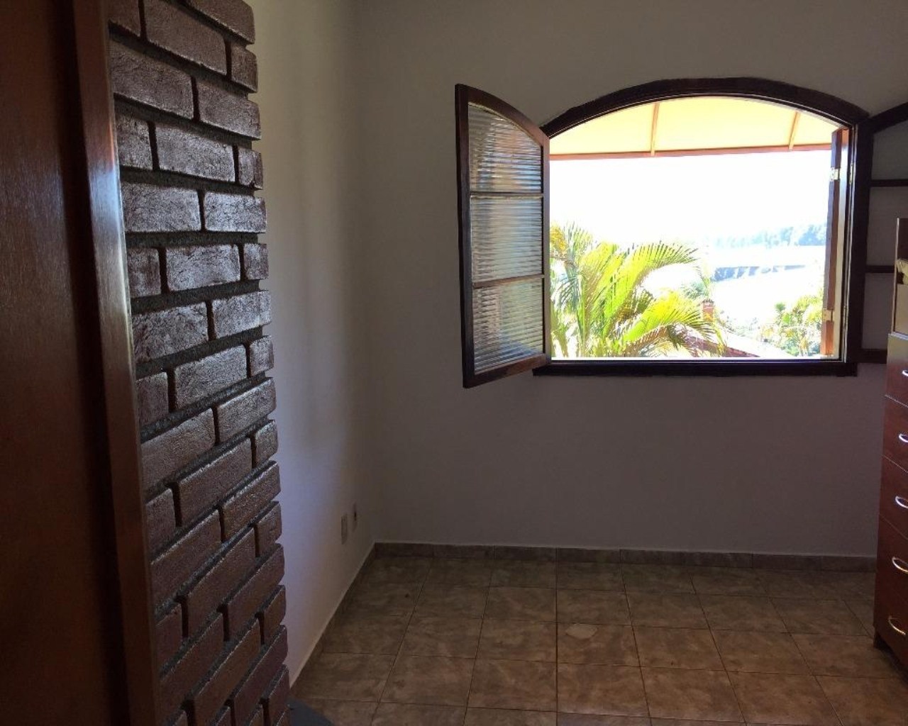 Chácara em condomínio, local tranquilo, 1938,00m² de terreno