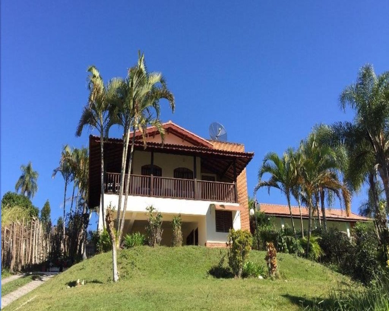 Chácara em condomínio, local tranquilo, 1938,00m² de terreno