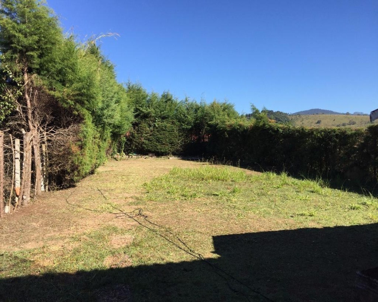 Chácara em condomínio, local tranquilo, 1938,00m² de terreno