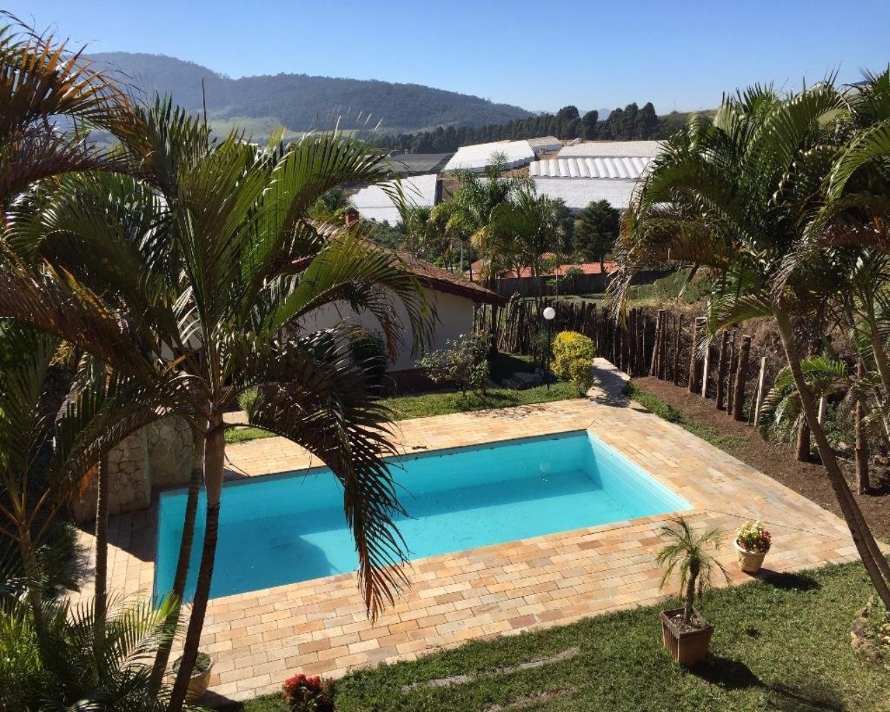 Chácara em condomínio, local tranquilo, 1938,00m² de terreno